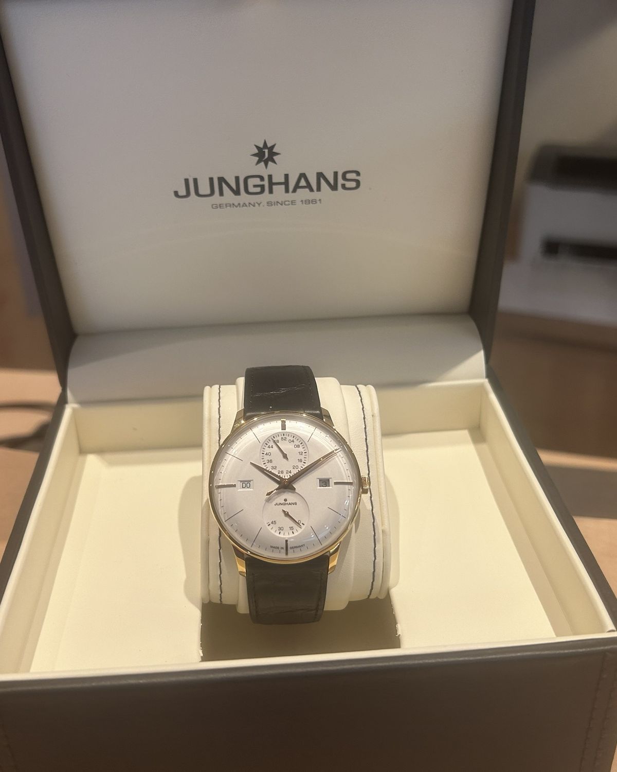 Horloge met leren band in een geopende geschenkdoos